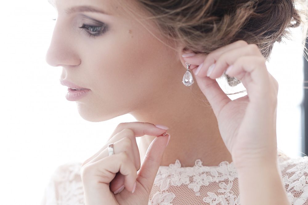 Sparkling Elegance: Discover Exquisite Bridal Earrings on DHgate